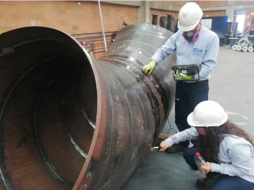 Inspección del interior de una tubería de acero de gran diámetro
