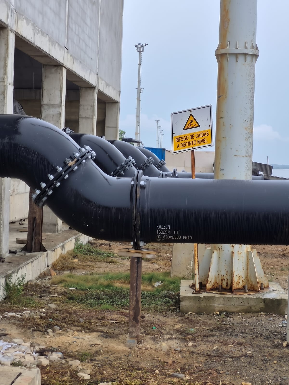 Tubería con codos de acero en instalación