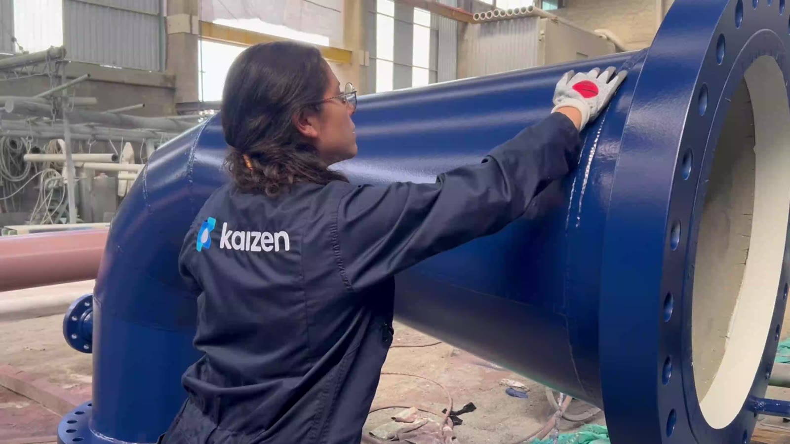 Pieza bridada con recubrimiento azul en la planta de Kaizen