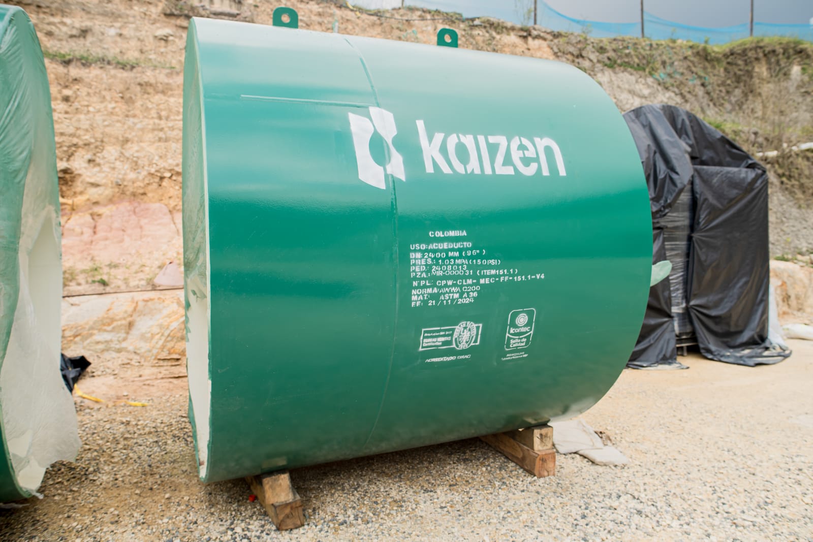 Tubería de gran diámetro con recubrimiento verde y marca Kaizen